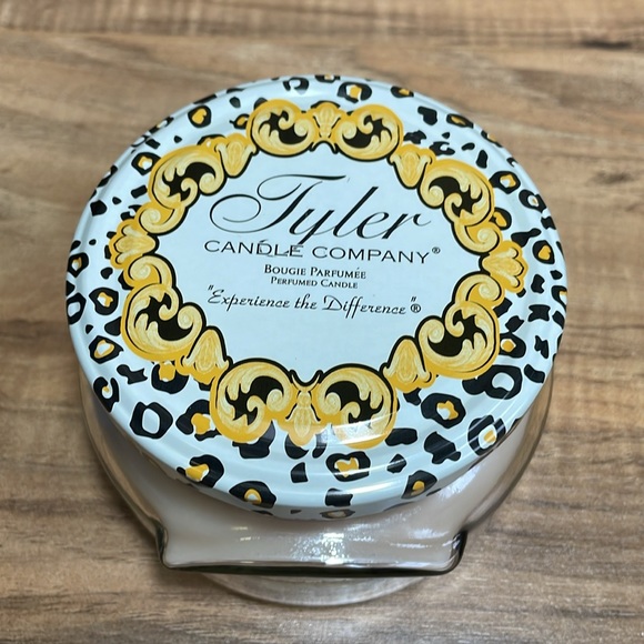 Tyler Candle Co Bougie Perfume Fragrance and Leopard Print Throw Blanket Set. - Picture 2 of 7